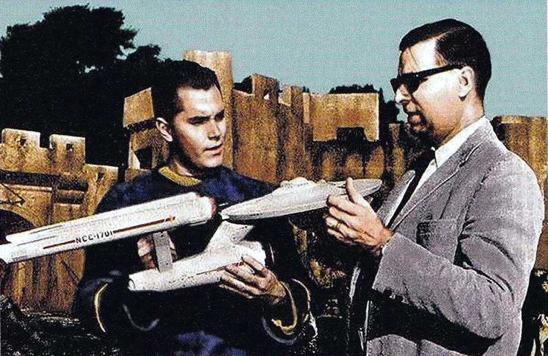 Jeffrey_Hunter_and_Gene_Roddenberry_with_the_3-foot_Enterprise_model