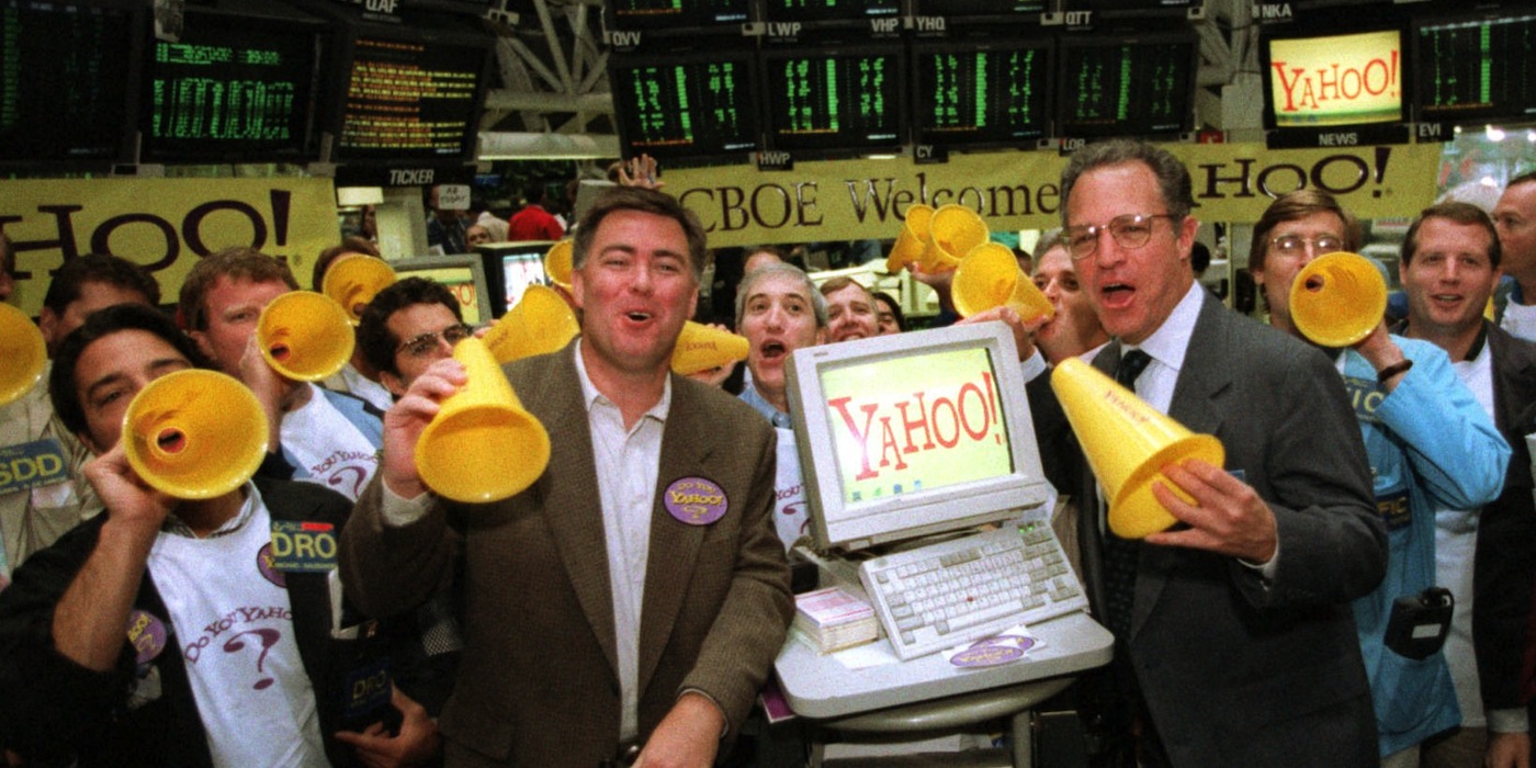 Mike Nelson, sales director of Yahoo Inc., center left, and William J. Brodsky, president and chief executive officer of the Chicago Board Options Exchange, along with market-makers start trading of the Yahoo! stock at the exchange Tuesday, Sept. 9, 1997, in Chicago. The options exchange began trading Yahoo! options, which offers internet navigational service to internet users Tuesday. (AP Photo/Charles Bennett)