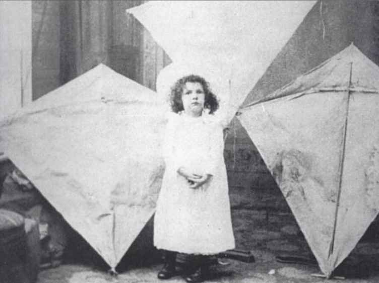 Margaret_Eddy_with_her_father's_kites