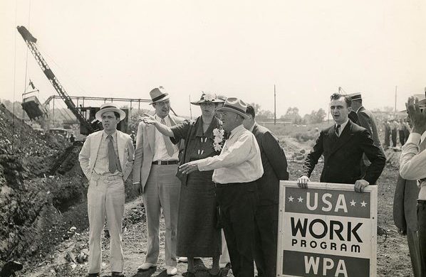 eleanor-roosevelt-at-a-wpa-site-in-des-everett
